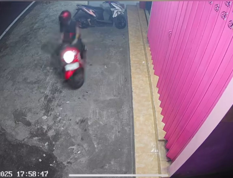 Terekam CCTV pelaku pencurian sepeda motor di Masjid Darusslam