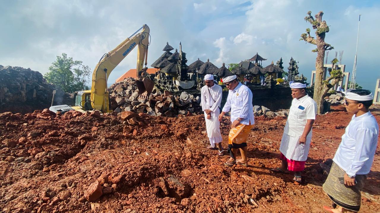 PERBAIKAN: Sekretaris MGPSSR Bali Pandu Prapanca Lagosa meninjau proses perbaikan Pura Lempuyang Madya, Jumat (14/3).