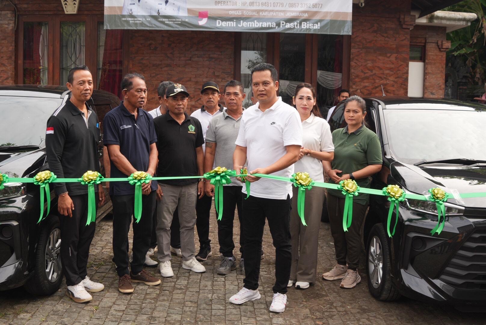 Bupati Jembrana I Made Kembang Hartawan saat meluncurkan program mobil antar jemput pasien rawat jalan, Jumat (14/3/2025).