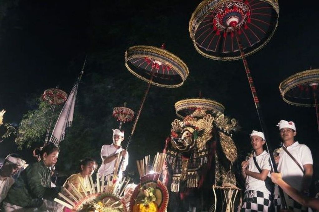 Setiap sasuhunan (benda atau sosok sakral) seperti Barong dan Rangda di sebagian besar tempat suci Hindu Bali pasti mengalami perbaikan atau Ngodak.