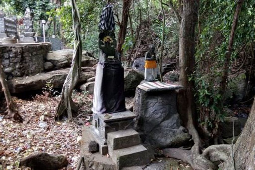 Pura Sanak Batur di Banjar Tiying Tutul, Desa Tumbak Bayuh, Mengwi, Kabupaten Badung, bukan sekadar tempat suci Hindu Bali biasa.