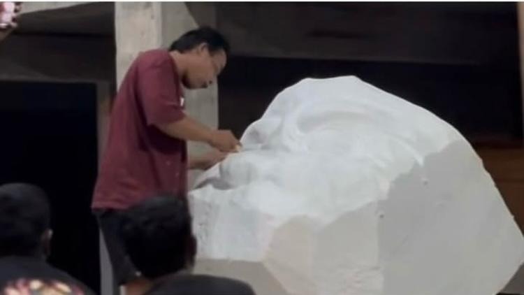 TAPEL: Undagi sedang mengerjakan tapel ogoh-ogoh big size karya salah satu STT di Klungkung yang terbuat dari gabus.