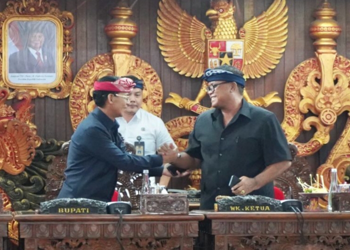 RAPAT : DPRD Klungkung menggelar Rapat Paripurna Istimewa Rekomendasi LKPJ Bupati Klungkung 2024 di Ruang Rapat Sabha Nawa Natya DPRD Klungkung, Senin (17/3/2025).