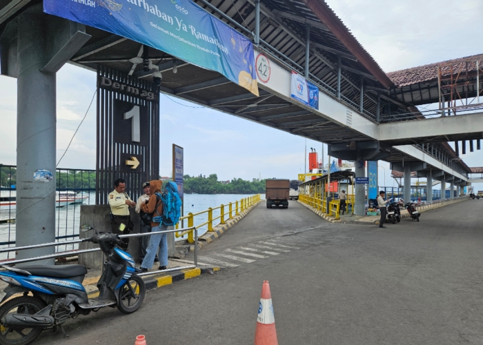 MUDIK: Pemudik yang menyeberang di Pelabuhan Padangbai masih landai.