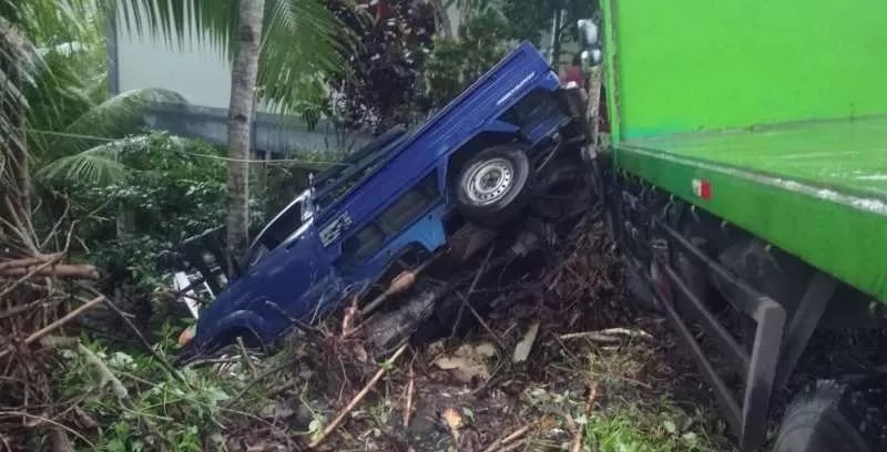 NYUNGSEP : Truk tronton yang menabrak mobil pikap di Mendoyo, Jembrana. (Foto Polsek Mendoyo )