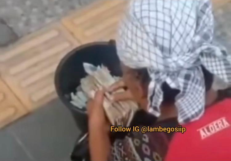Video Pengemis Menghitung Uang Hasil Mengemis Seharian
