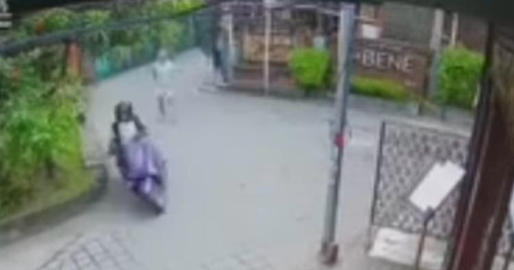 Terekam cctv aksi penjambretan terhadap WNA di Legian