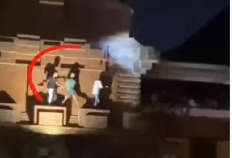Penonton Nekat Naik Tembok di Balai Budaya Giri Natha Puspem Saat Menyaksikan Parade Ogoh-Ogoh