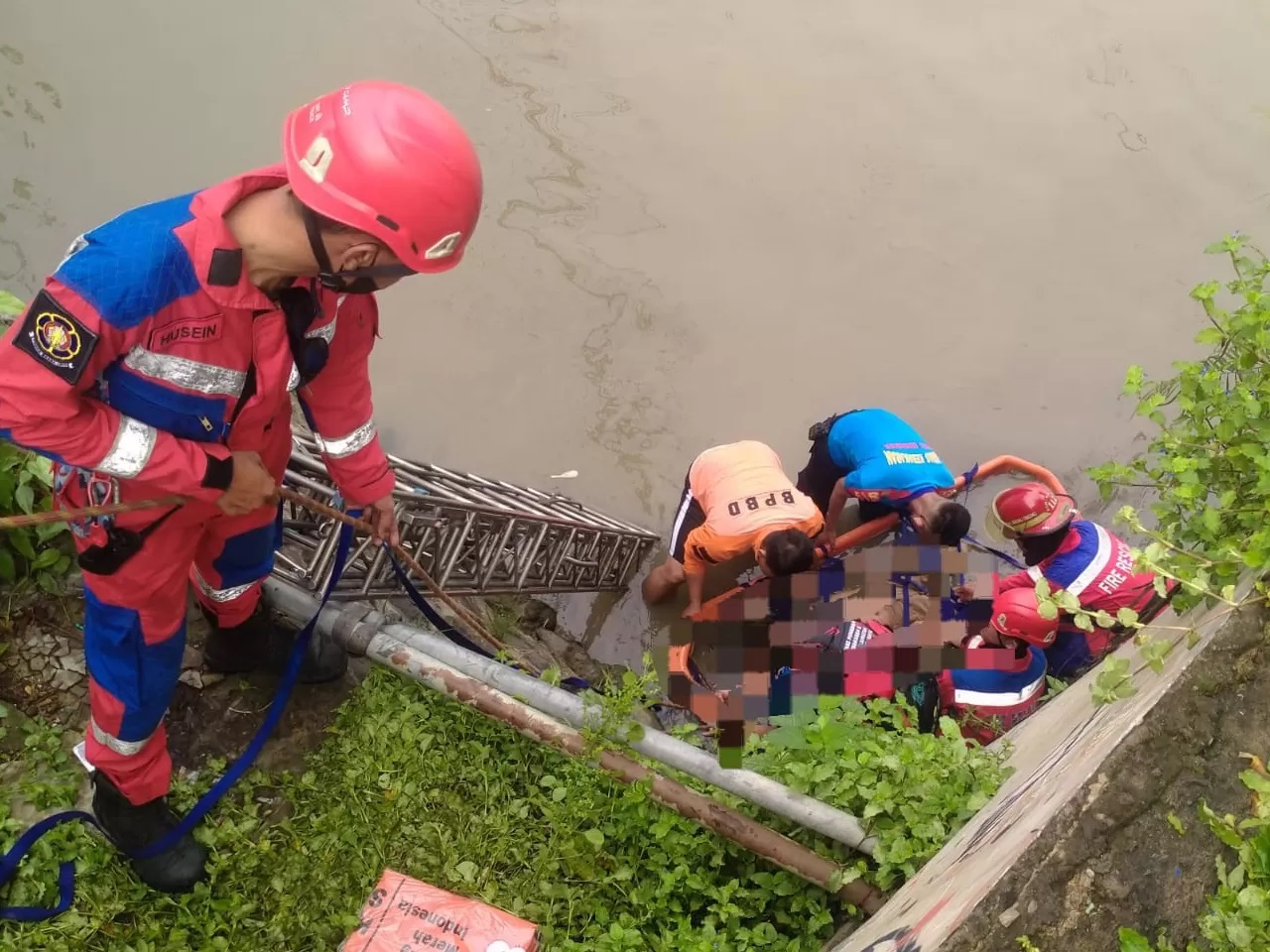 Tim dari Damkar dan BPBD Surabaya saat mengevakuasi terduga copet yang melompat ke sungai Kalimas sekitar kawasa Kebonrojo, Surabaya. (ISTIMEWA)