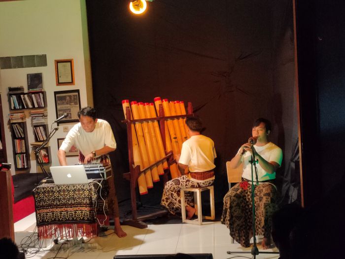 Tiga pemuda Buleleng, Anggara, Wira, dan Lanang yang tergabung dalam grup musik Renggama.