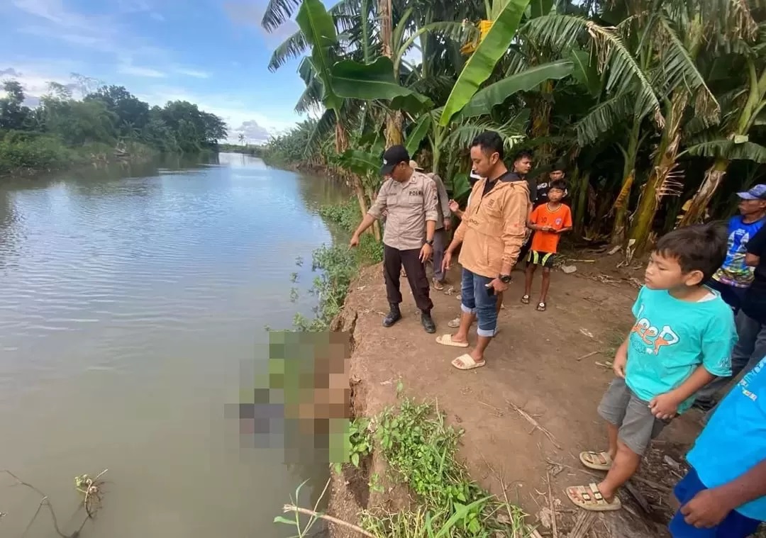 Petugas kepolisian Polsek Wongsorejo bersama warga melihat lokasi penemuan mayat di Dusun Bimo, Desa Bimorejo, Kecamatan Wongsorejo, Senin (10/3/2025). (Radar Banyuwangi)