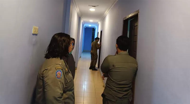 GEREBEK: Petugas Satpol PP Kota Pekanbaru melakukan giat patroli cipta kondisi bulan suci Ramadan di sejumlah lokasi di Kota Pekanbaru.