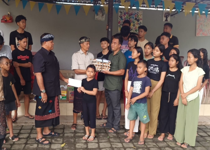 SOSIAL : DPC Partai Gerindra Kabupaten Klungkung saat menyurkan bantuan ke Panti Asuhan.