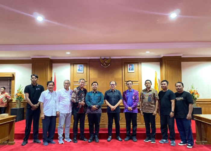 RAPAT: Komisi IV DPRD BAdung saat menggelar rapat guna evaluasi lomba ogoh-ogoh dengan DInas Kebudayaan Badung, Selasa (18/3).