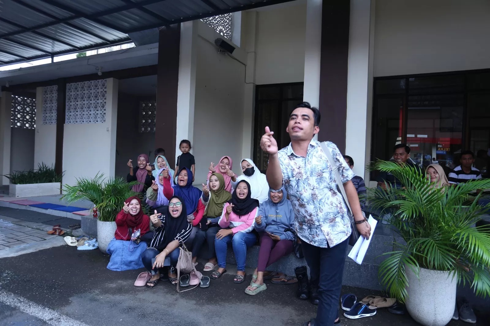 MINTA DISELIDIKI: Puluhan emak-emak korban arisan bodong kembali datangi Sentra Pelayanan Kepolisian Terpadu (SPKT) Polres Jember guna menyampaikan permintaan agar aset pelaku diselidiki.