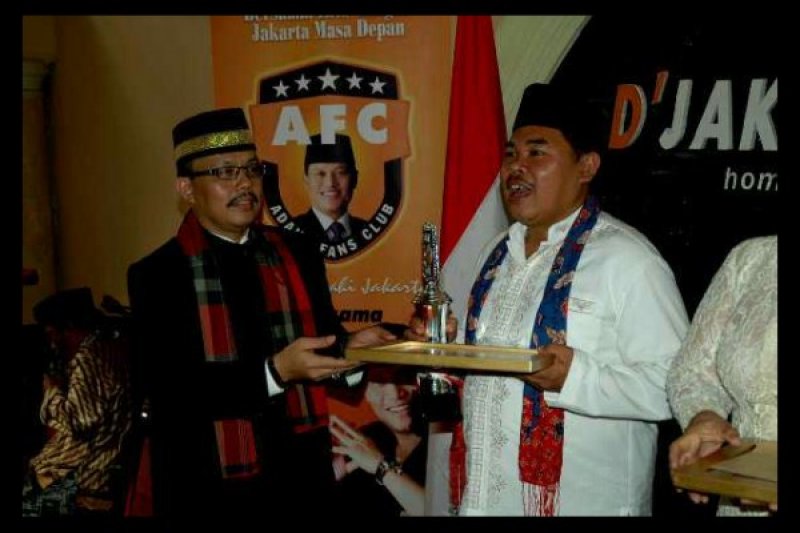 Penggagas "Betawi Award", H.M. Jusuf Rizal (kiri), bersama pemain sinetron Nasrullah alias Mat Solar (kanan) pada penganugerahan Betawi Award 2012.