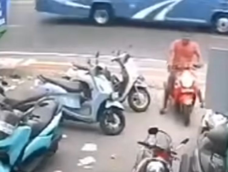 Pencurian Helm Terjadi di Kuta Selatan terekam CCTV