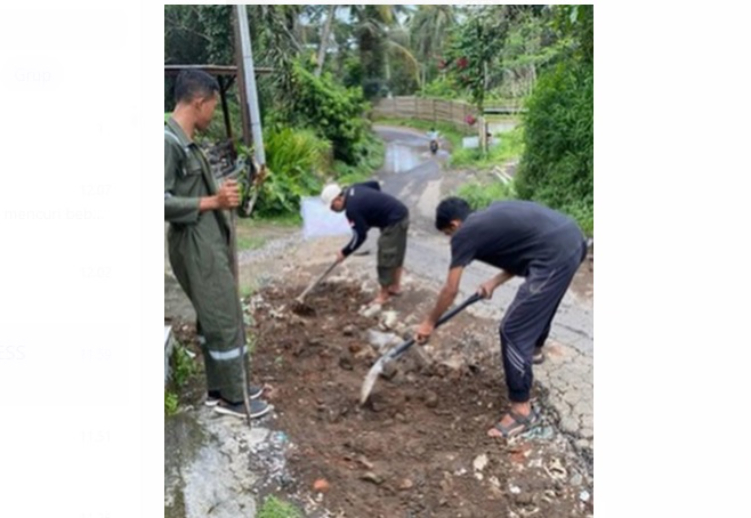 Warga Kedisan Kaja Gianyar gotong royong perbaiki jalan
