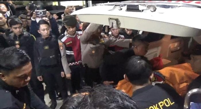Jenazah tiga polisi yang gugur dalam penggerebekan judi sabung ayam di Way Kanan tiba di Rumah Sakit Bhayangkara