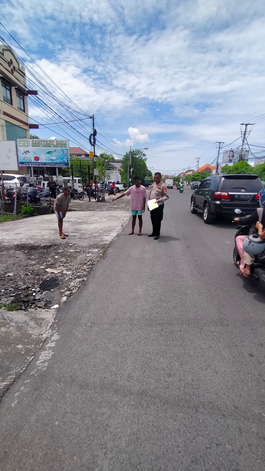 Cek: Polisi cek TKP gadis Tabanan tewas kecelakaan. (Bali Express/Istimewa)
