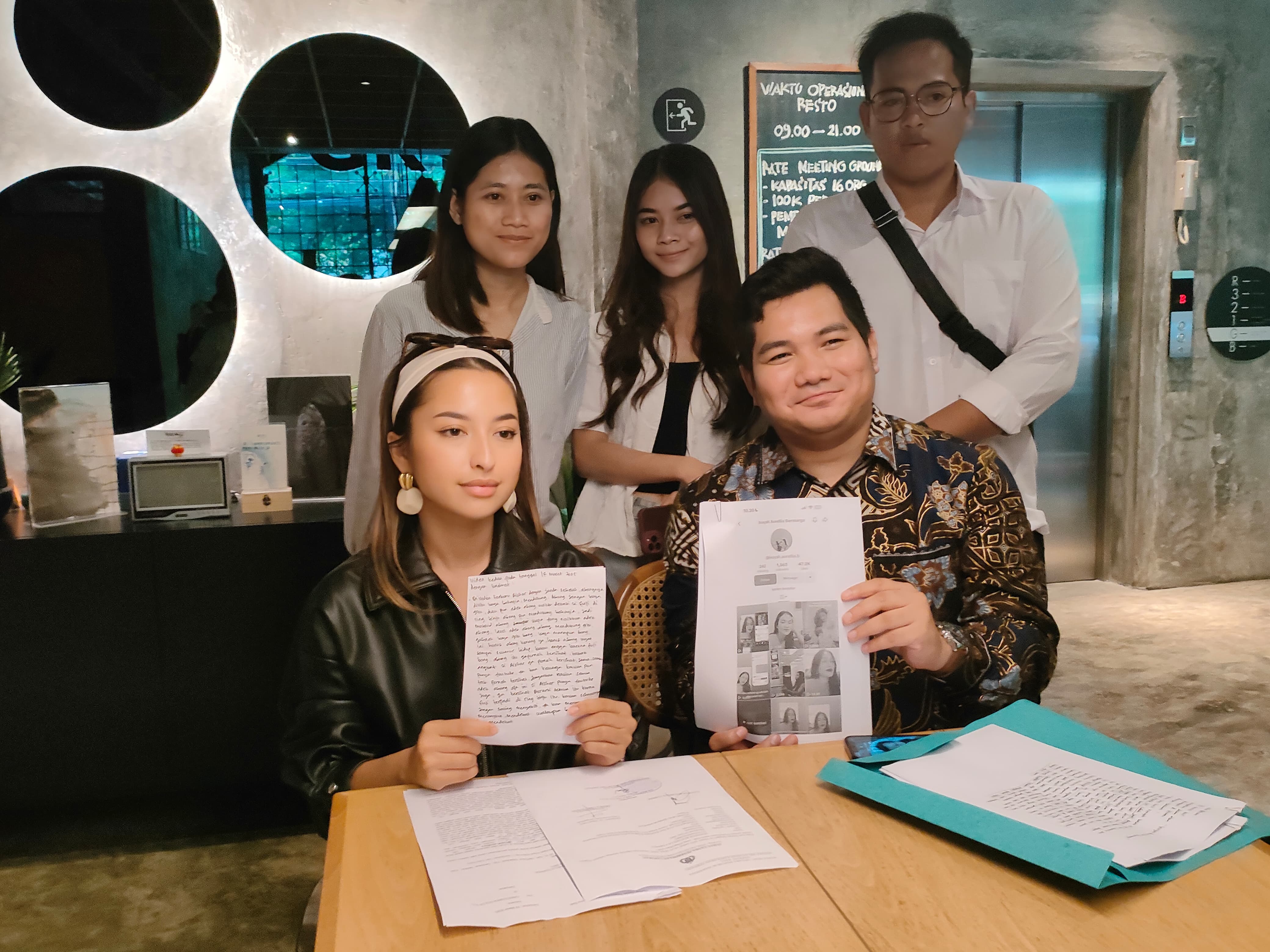 Jennifer Coppen didampingi Kuasa Hukum Rico Ardika Panjaitan, SH, dan tim usai membuat laporan ke Polda Bali. (Bali Express/I Gede Paramasutha)