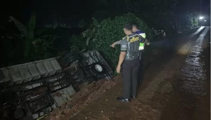 TERGULING: Jajaran Polres Wonogiri berada di TKP kecelakaan bus terguling di Pracomantoro.