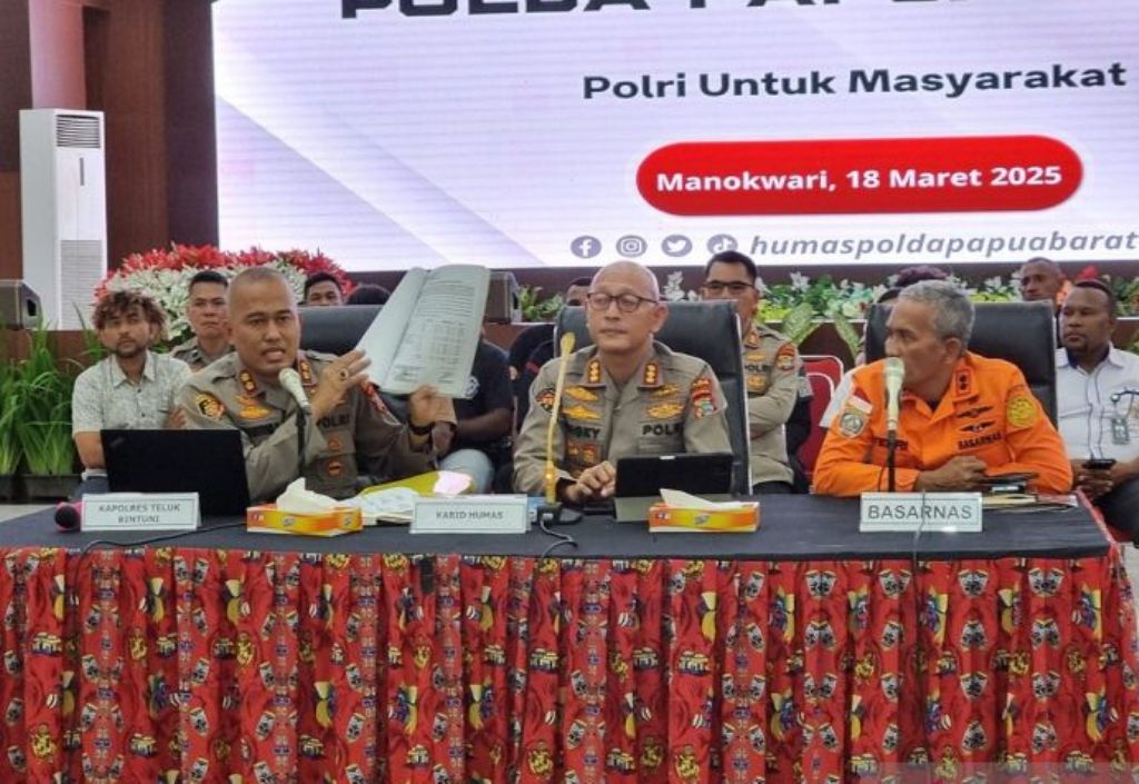 Kapolres Teluk Bintuni AKBP Choiruddin Wachid (kiri) memberikan keterangan soal kronologis hilangnya eks Kasat Reskrim Iptu Tomi Samuel Marbun