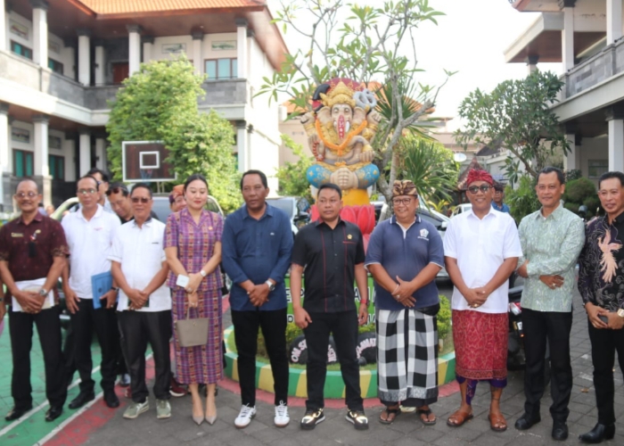 KUNJUNGAN: DPRD Badung saat menindaklanjuti usulan hibah tanah di Desa Adat Kedonganan, Kecamatan Kuta, Selasa (18/3).