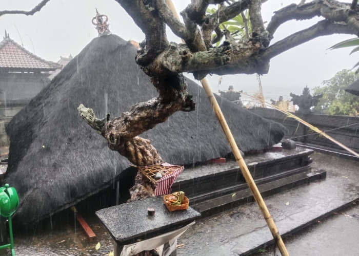 KENCANG : Sejumlah bangunan Pura di Klungkung roboh akibat angin kencang, Rabu (19/3/2025).