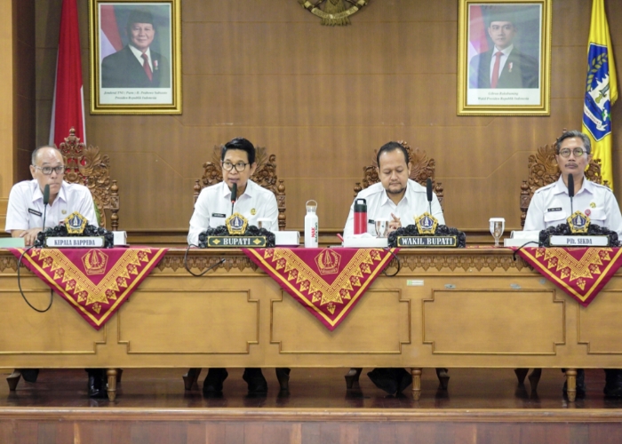 RAKOR: Bupati Adi Arnawa didampingi Wabup Alit Sucipta memimpin Rakor penjabaran visi-misi dan program Bupati dan Wakil Bupati Badung, di ruang Kriya Gosana, Puspem Badung, Rabu (19/3).