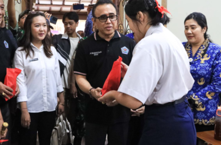 Walikota Denpasar, I Gusti Ngurah Jaya Negara meninjau langsung pelaksanaan Program Makan Bergizi Gratis (MBG) di Kota Denpasar pada, Senin (17/3) di SMPN 1 Denpasar.