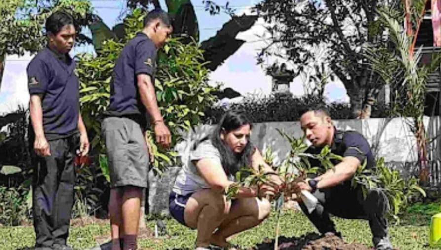 Wisatawan asal India yang menginap di The Lokha Resort saat menanam pohon di The Lokha Ubud