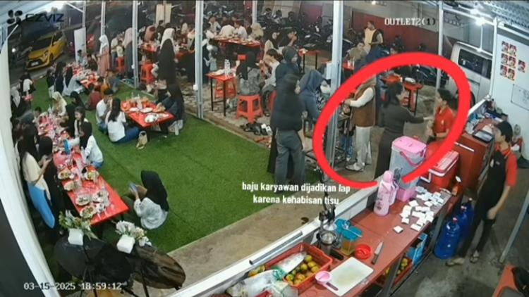 Pelanggan Gunakan Baju Karyawan sebagai Pengganti Tisu