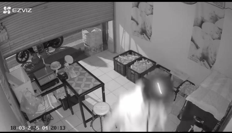 Terekam CCTV aksi seorang pria gasak tabung gas disebuah toko di Denpasar