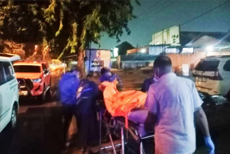 Evakuasi seorang lansia yang meninggal di warung remang-remang