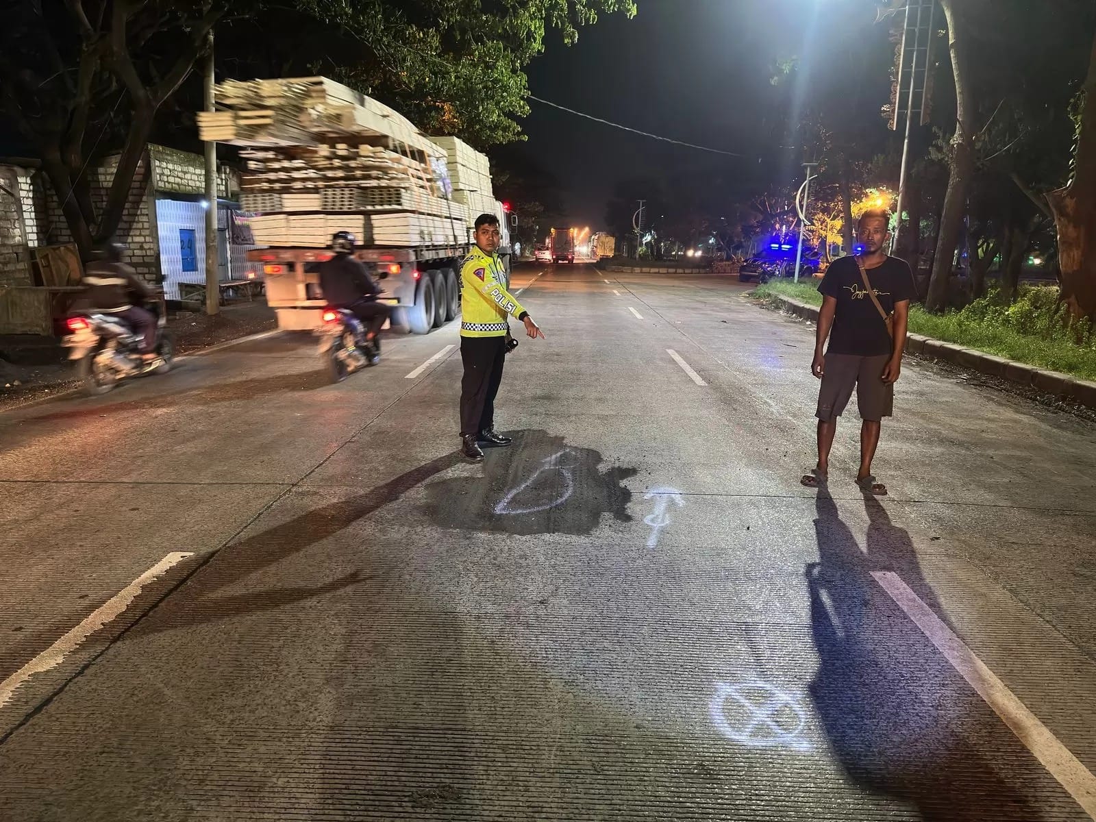 Anggota Unit Laka Satlantas Polres Gresik saat melakukan olah TKP di jalan Raya Desa Palebon, Kecamatan Duduksampeyan, Gresik.