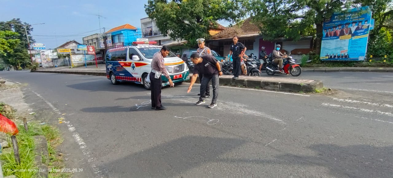 Polisi melaku olah TKP kecelakaan yang melibatkan satu unit ambulans milik RSUD Tabanan yang menyebabkan satu korban tewas.