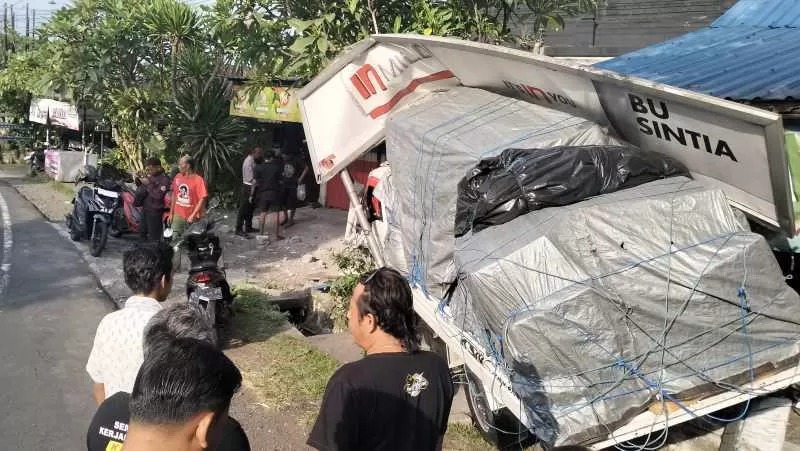 Pikap yang dikemudikan Fatkur Rohman Fauzi rusak setelah mengalami kecelakaan tunggal di Jalan Banjar Dinas Singin, Desa Selemadeg, Selemadeg, Tabanan, Bali, Selasa (18/3/2025).
