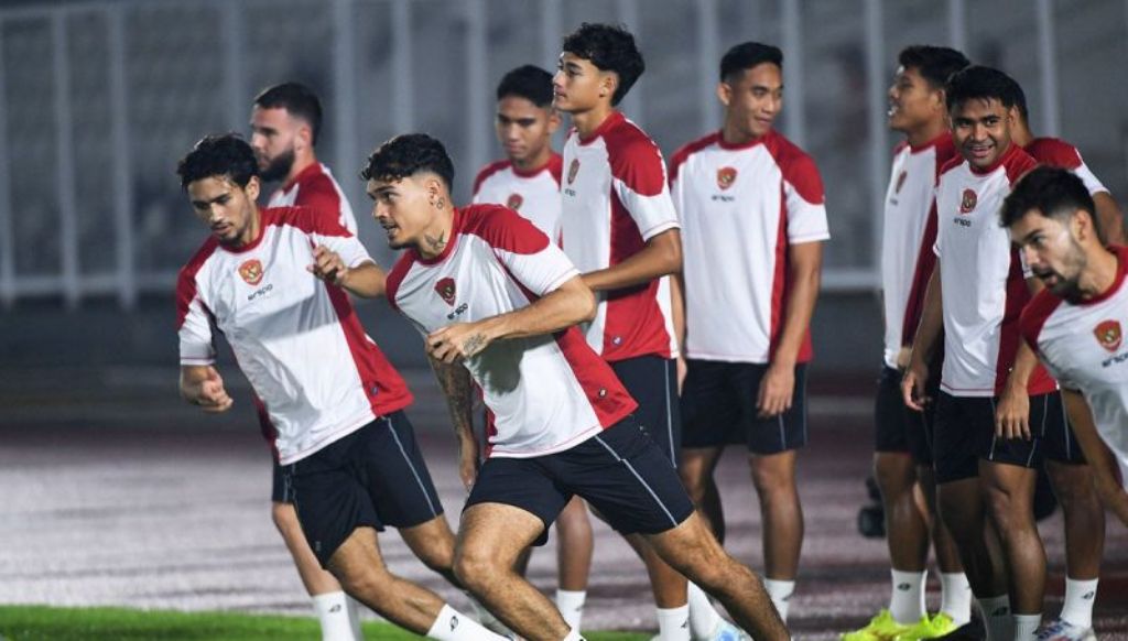 Pesepak bola Timnas Indonesia Shayne Pattynama (ketiga kiri) dan rekan-rekannya melakukan pemanasan sebelum latihan resmi jelang pertandingan melawan Timnas Australia