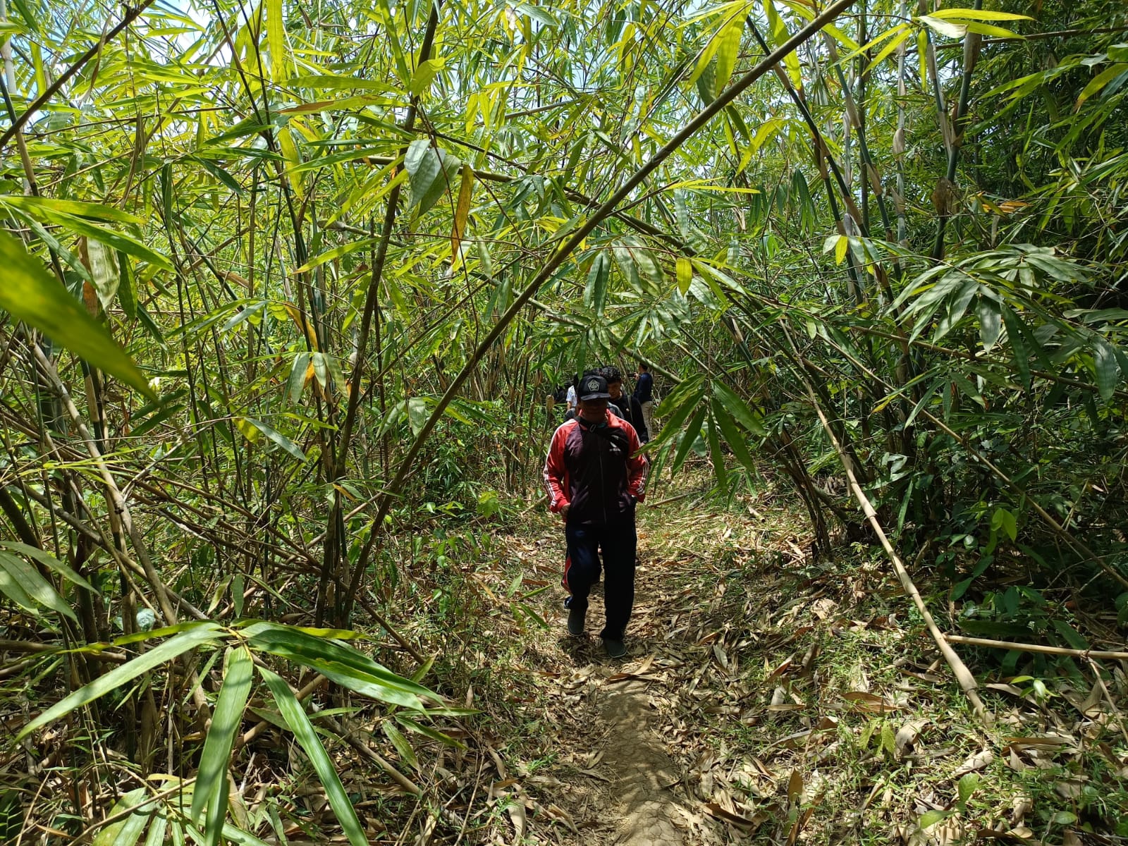 Koordinasi rencana pengukuran lahan untuk lintasan sirkuit di lingkungan Lumbanan Kelurahan Sukasada, Buleleng.