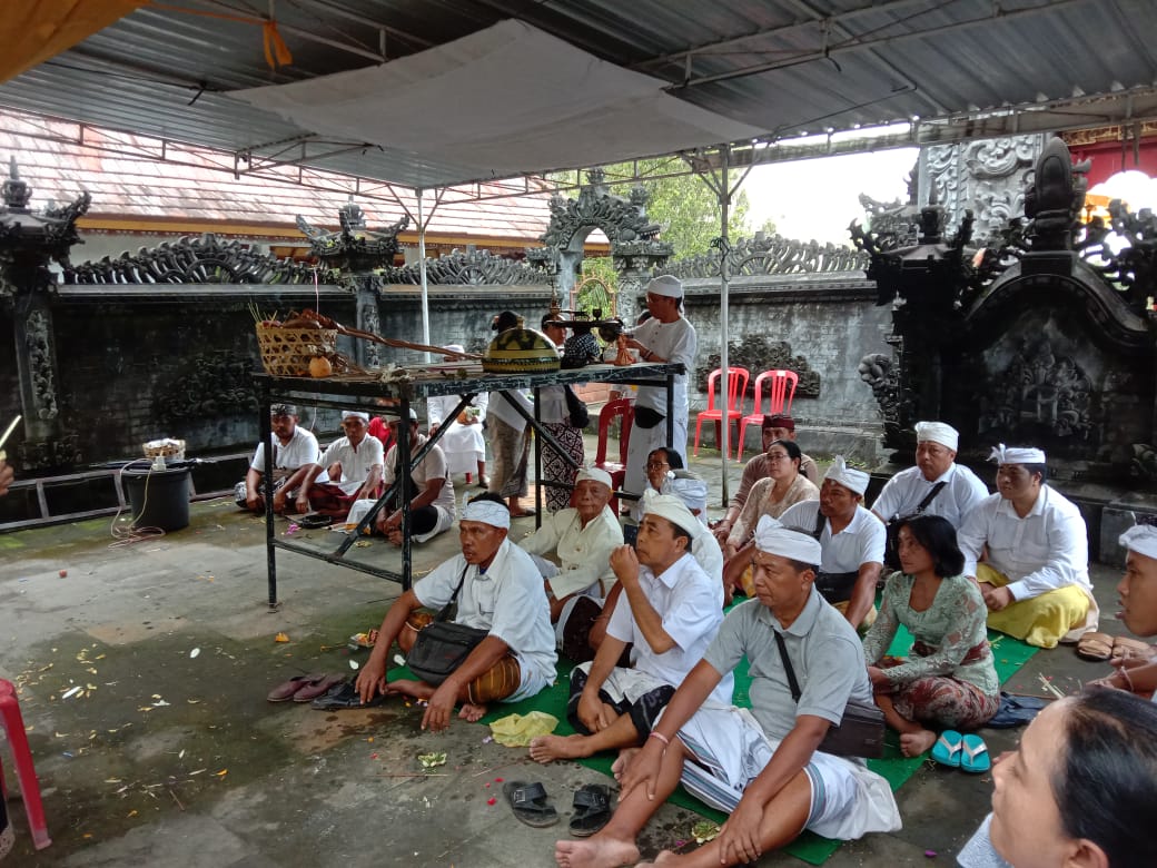 SEMBAHYANG : Umat Hindu tengah melaksanakan persembahyangan.