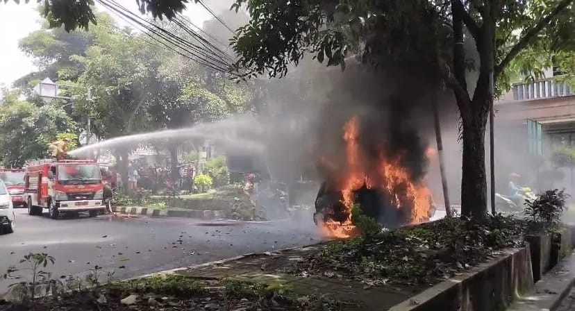 Petugas Damkar Temanggung berupaya memadamkan minibus yang terbakar di Jalan Achmad Yani, Kelurahan Banyurip, Senin (17/3/2025).