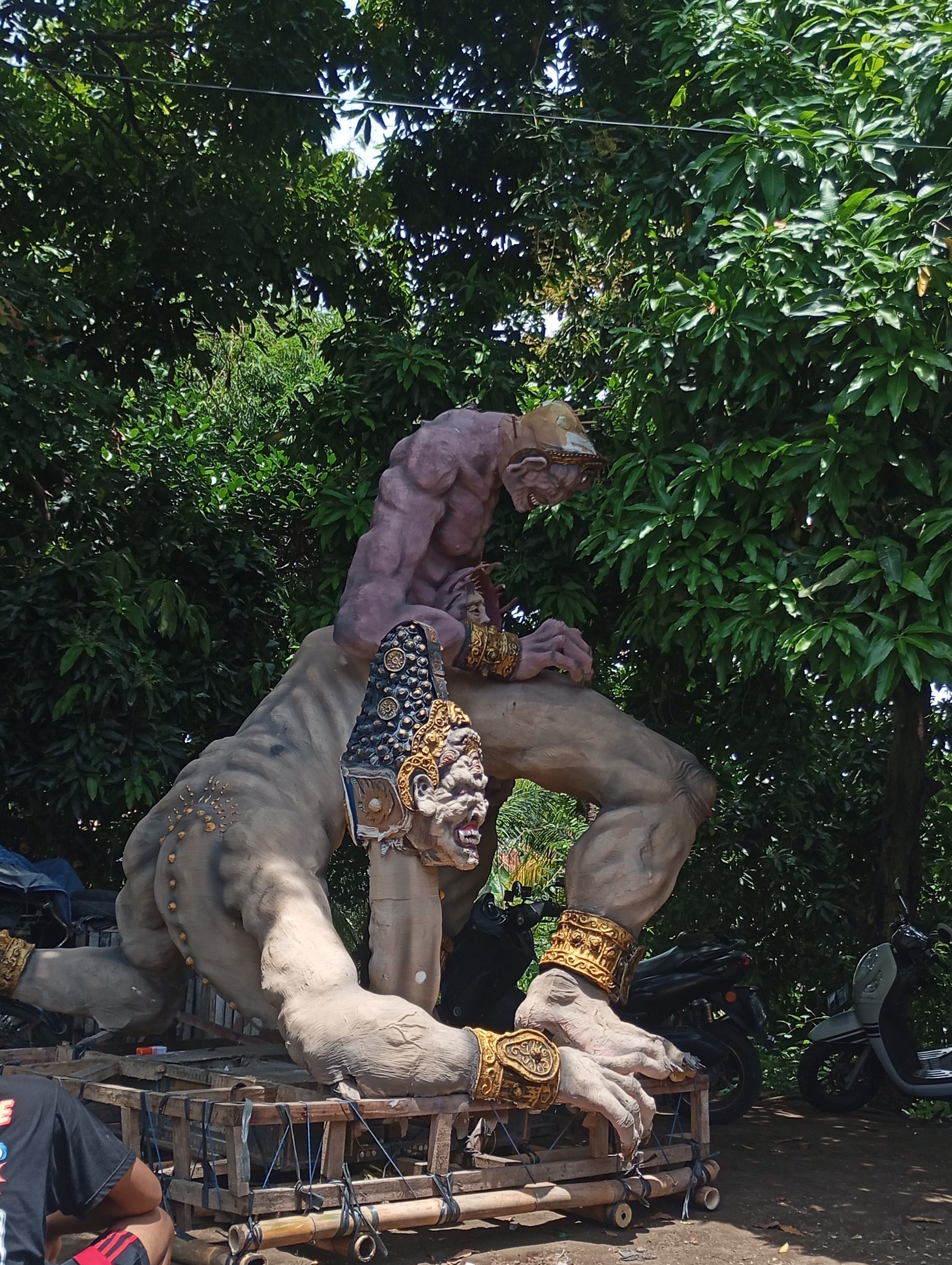 Ogoh-ogoh kreasi dari Komunitas Western Kubutambahan yang dibuat berdasarkan fenomena sosial masyarakat.