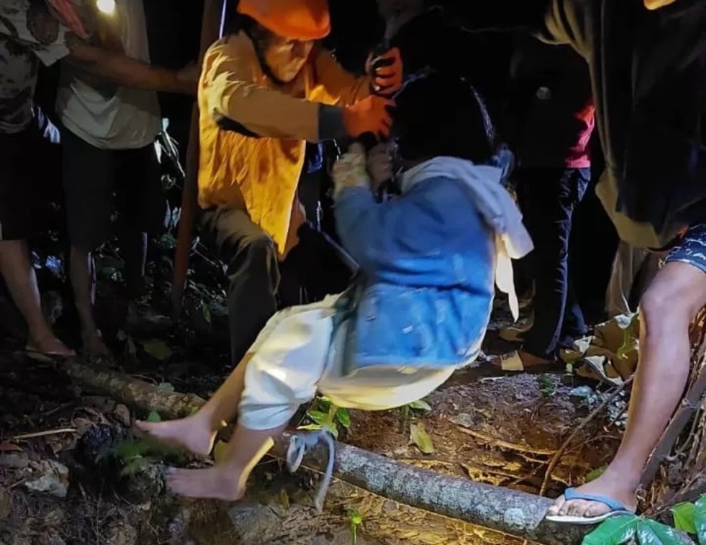 Tim gabungan dari kepolisian, SAR dan Damkar Wonogiri melakukan evakuasi terhadap gadis yang terperosok kedalam sumur. (DAMKAR WONOGIRI FOR SOLOBALAPAN.COM)