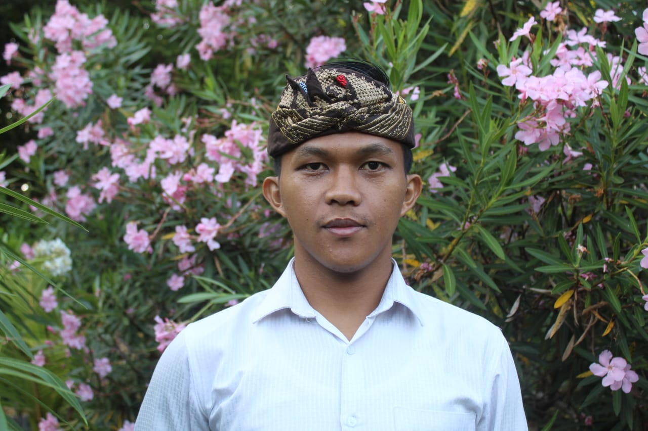 I Kadek Andi Anjastana,  praktisi dan pengajar meditasi serta yoga.