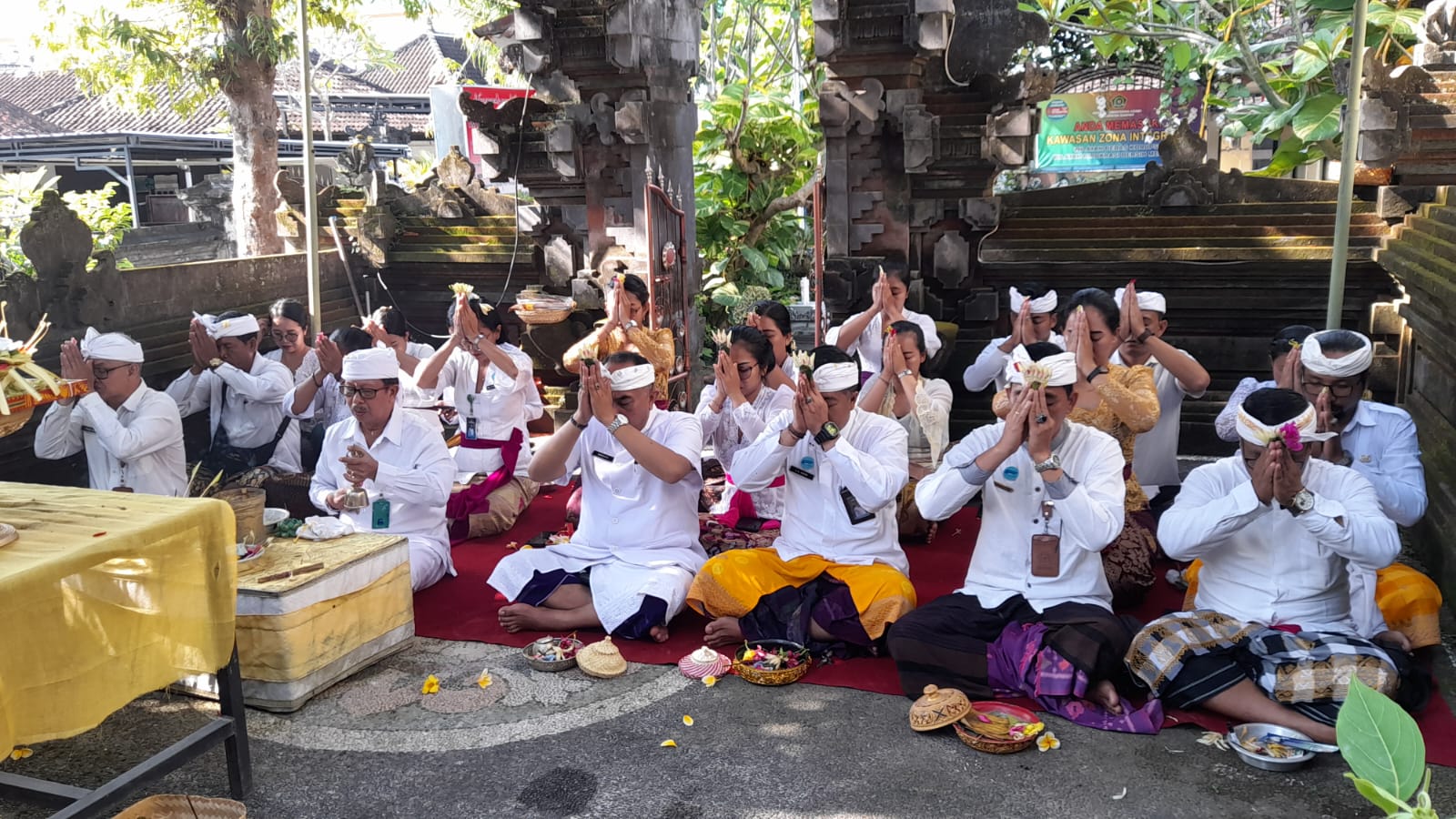 SEMBAHYANG : Pelaksanaan persembahyangan di Padmasana, Kantor Kementerian Agama Kabupaten Gianyar, Jumat (14/3).
