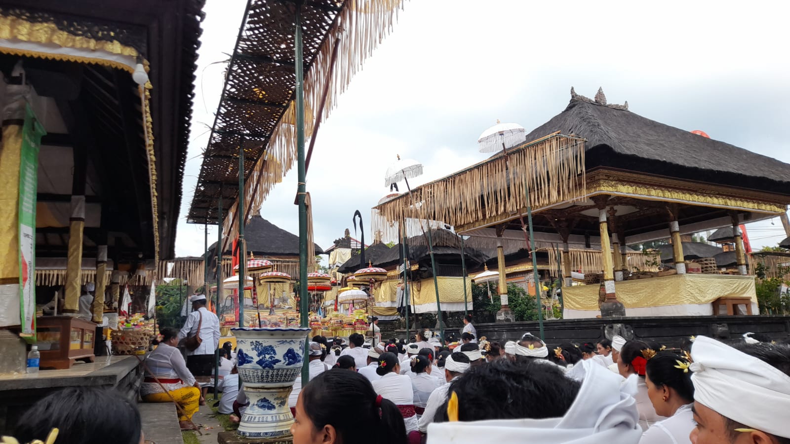 BERAGAMA : Umat Hindu tengah  melaksanakan kegiatan keagamaan.