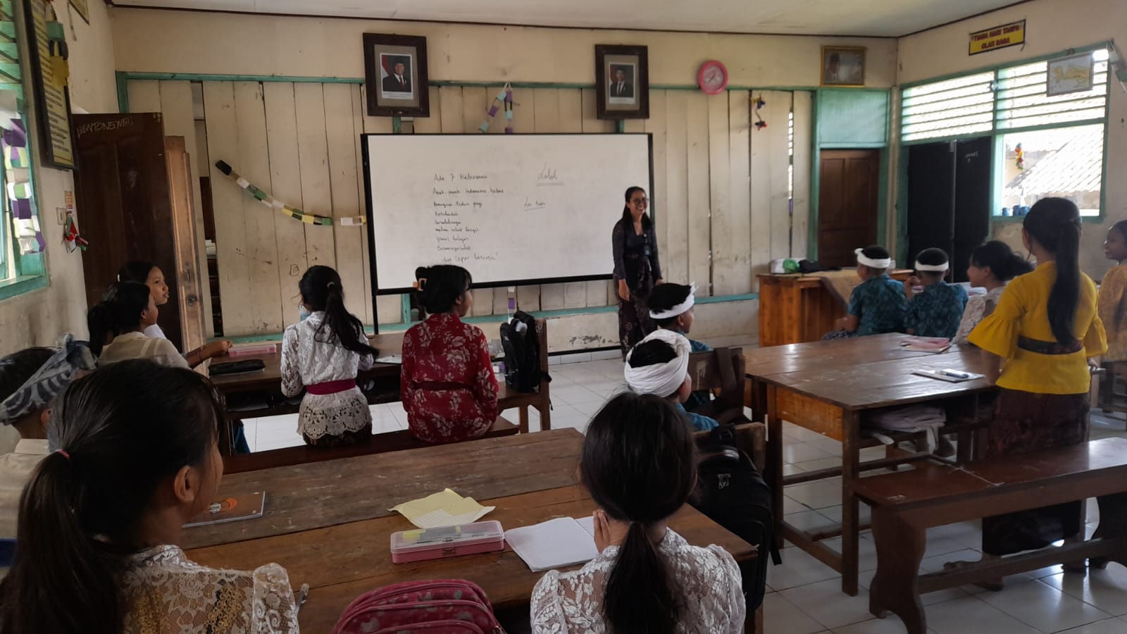 BUSANA : Pembinaan anak-anak terkait tata busana adat ke pura.