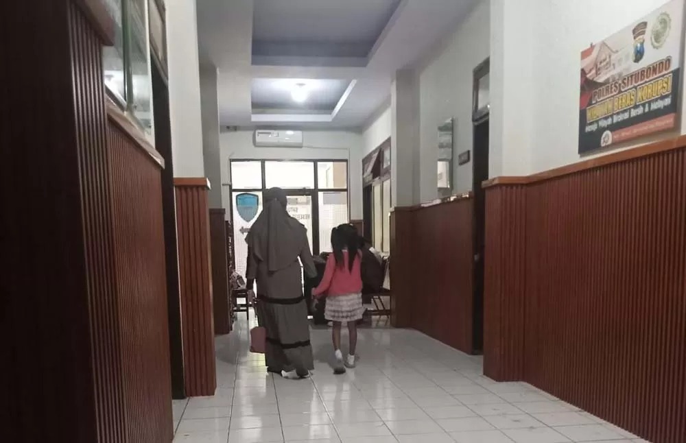 BUTUH KEADILAN: Bunga (nama samaran) didampingi keluarga melapor ke Mapolres Situbondo, Selasa (18/3).