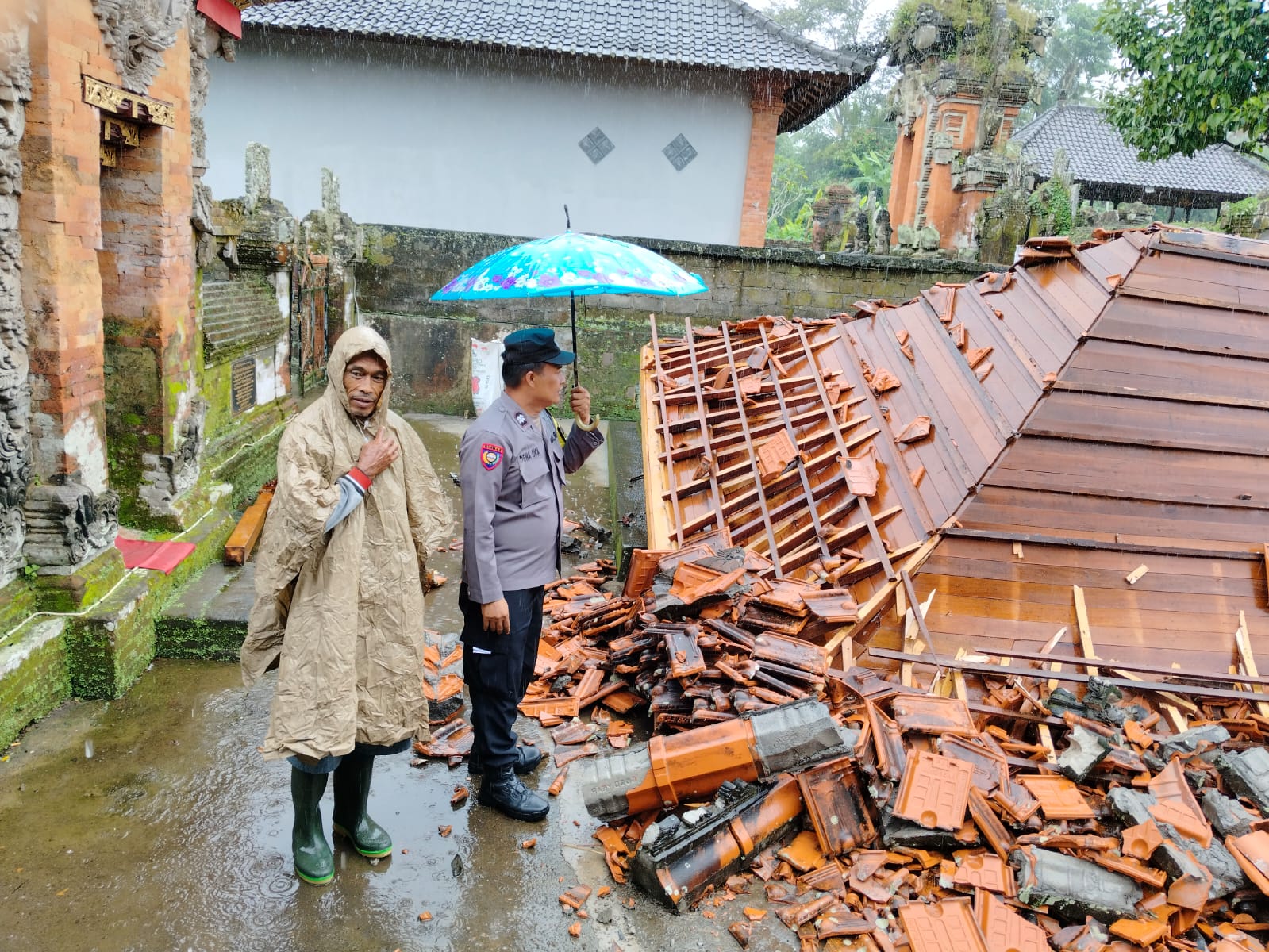 ROBOH: Balai Patamon di Pura Panti Pande, roboh diterjang angin kencang pada Rabu, (19/3), sekitar pukul 09.30 Wita.